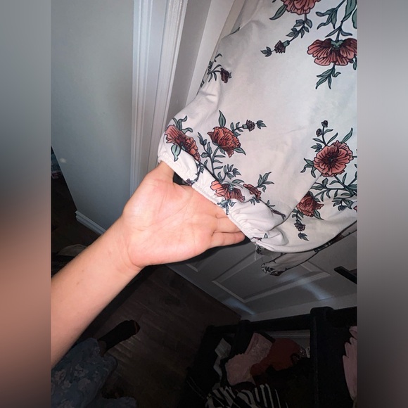 Floral, flowing sleeves shirt - Picture 3 of 6